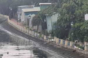 Đoạn bờ phải kênh Thanh Đa xuất hiện tình trạng sụt lún có nguy cơ sạt lở nguy hiểm
