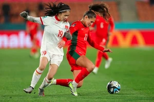 Tuyển thủ Thanh Nhã (trái) tranh chấp bóng với cầu thủ Bồ Đào Nha ở VCK World Cup nữ 2023
