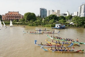 Hoạt động đua thuyền diễn ra trên sông Sài Gòn. Ảnh: HOÀNG HÙNG