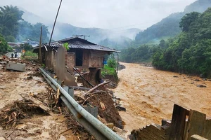 Quốc lộ 32 qua huyện Mù Cang Chải (Yên Bái) nát bươm, sập hỏng do mưa lũ
