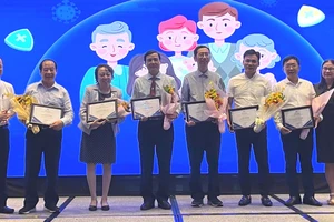 Ban tổ chức tặng hoa tri ân các chuyên gia lĩnh vực y tế đã đồng hành cùng gala trao giải cuộc thi "Tiêm ngừa - Chuyện chưa kể"