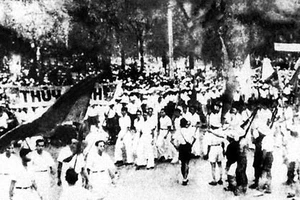 Giành chính quyền ở Sài Gòn ngày 25-8-1945. Ảnh tư liệu