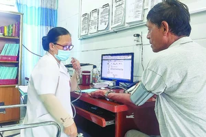 Bác sĩ của Trạm Y tế xã An Thới Đông (huyện Cần Giờ, TPHCM) thăm khám cho người dân. Ảnh: QUANG HUY