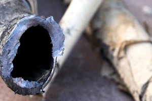 Đường ống chì bị ăn mòn, cũ kỹ có thể thải chì ra môi trường 