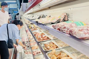 Khách chọn mua thịt các loại tại siêu thị MM Mega Market quận 12, TPHCM