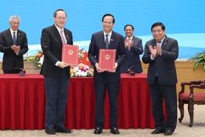 Thủ tướng Phạm Minh Chính và Thủ tướng Singapore Lý Hiển Long chứng kiến lễ ký kết và trao đổi 7 văn kiện hợp tác giữa hai nước. Ảnh: QUANG PHÚC