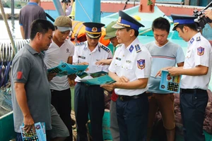 Cán bộ chiến sĩ Vùng Cảnh sát biển 3 tuyên truyền IUU cho ngư dân Bà Rịa - Vũng Tàu. Ảnh: NÔNG NGÂN