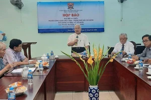 Linh mục Đinh Ngọc Lễ, Phó Chủ tịch Thường trực Ủy ban Đoàn kết Công giáo Việt Nam TPHCM chủ trì họp báo