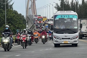 Rất đông phương tiện lưu thông qua cầu Rạch Miễu (ảnh chụp đầu cầu phía Tiền Giang trong chiều 3-9)