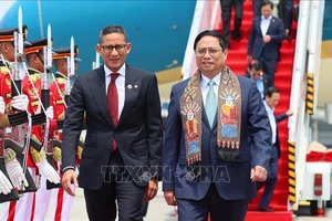 Quan chức Indonesia đón Thủ tướng Phạm Minh Chính tại Sân bay Quốc tế Soekarno-Hatta. Ảnh: TTXVN