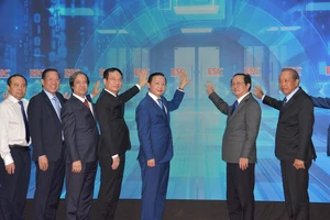 Phó Thủ tướng Trần Hồng Hà và Chủ tịch UBND TPHCM Phan Văn Mãi cùng các đại biểu nhấn nút khai trương Trung tâm Đào tạo điện tử, vi mạch bán dẫn. Ảnh: CAO THĂNG