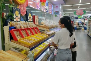 Khách hàng chọn mua bánh trung thu tại siêu thị Co.opmart Văn Thánh (quận Bình Thạnh, TPHCM)
