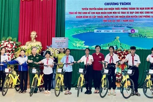 Tặng học bổng và xe đạp cho học sinh tại Gia Lai