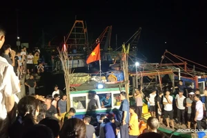 Tối 13-9, nhiều người dân có mặt tại cảng cá Cửa Sót (xã Thạch Kim, huyện Lộc Hà, Hà Tĩnh).
