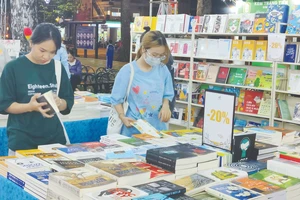 Bạn đọc chọn mua sách tại một điểm bán sách ở TPHCM