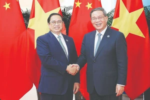 Thủ tướng Trung Quốc Lý Cường đón Thủ tướng Phạm Minh Chính. Ảnh: TTXVN