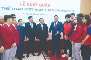 Phó Chủ tịch Quốc hội Trần Quang Phương động viên các thành viên đoàn thể thao Việt Nam tại lễ xuất quân