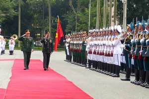 Tư lệnh Lực lượng Quốc phòng quân đội Hoàng gia Thái Lan thăm chính thức Việt Nam