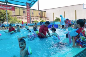 Tiền Giang tổ chức dạy bơi cho 150 học sinh khuyết tật