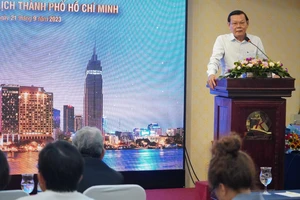 Chủ tịch Hội Nhà báo TPHCM Nguyễn Tấn Phong phát biểu tại buổi họp mặt