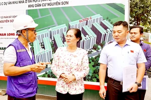 Chủ tịch HĐND TPHCM Nguyễn Thị Lệ giám sát Dự án khu nhà ở xã hội giai đoạn 2 thuộc khu nhà ở Nguyên Sơn (huyện Bình Chánh, TPHCM). Ảnh: HOÀNG HÙNG