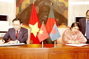 Chủ tịch Quốc hội Vương Đình Huệ và Chủ tịch Quốc hội Shirin Sharmin Chaudhury ký kết Bản ghi nhớ về hợp tác giữa hai Quốc hội. Ảnh: TTXVN