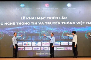 Các đồng chí lãnh đạo bấm nút chính thức khai mạc Hội thảo hợp tác phát triển công nghệ thông tin, truyền thông Việt Nam lần thứ XXIV. Ảnh: NGỌC OAI