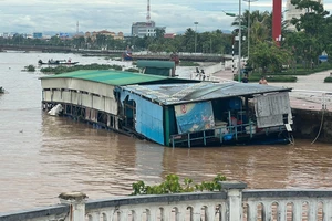 Quảng Bình: Cứu sống 4 người trên nhà hàng nổi bị lũ cuốn ra biển