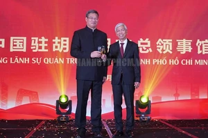 Phó Chủ tịch UBND TPHCM Võ Văn Hoan cùng Tổng Lãnh sự Trung Quốc Ngụy Hoa Tường chúc mừng tại buổi lễ. Ảnh theo thanhuytphcm