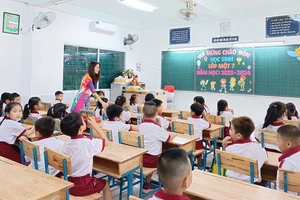 Học sinh lớp 1, Trường Tiểu học Hồng Hà (quận Bình Thạnh, TPHCM) trong ngày tựu trường năm học 2023-2024