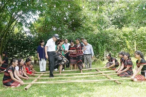 Du khách tham gia sinh hoạt cộng đồng cùng đồng bào dân tộc Cơ Tu (xã Hòa Bắc, huyện Hòa Vang, Đà Nẵng). Ảnh: XUÂN QUỲNH