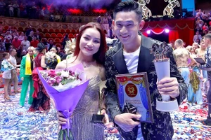 Hiển Phước và Thanh Hoa nhận Huy chương vàng Liên hoan xiếc quốc tế Almaty 2023 với tiết mục biểu diễn Khoảnh khắc tình yêu