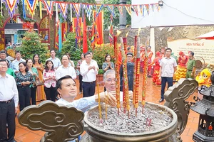 Các đại biểu thành kính dâng hương tại Lễ Giỗ Đức Thánh Trần