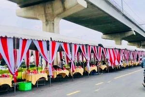 Rạp cưới dựng trên đường Song hành Xa lộ Hà Nội. Ảnh mạng xã hội 