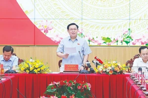 Chủ tịch Quốc hội Vương Đình Huệ phát biểu tại buổi làm việc với Ban Thường vụ Thành ủy Cần Thơ. Ảnh: TTXVN