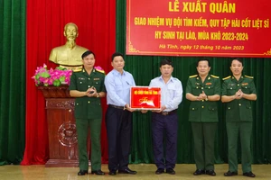 Lãnh đạo Bộ Chỉ huy Quân sự tỉnh Hà Tĩnh tặng quà động viên cán bộ, nhân viên Đội Quy tập trước khi lên đường làm nhiệm vụ