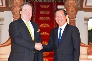 Đồng chí Phan Văn Mãi tiếp Đại sứ Hoa Kỳ tại Việt Nam Marc E. Knapper nhân chuyến thăm và làm việc tại TPHCM. Ảnh : VIỆT DŨNG