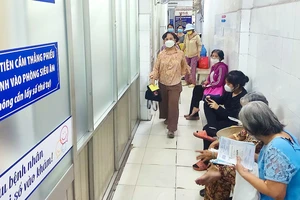 Hành lang chật hẹp tại Bệnh viện quận Phú Nhuận, TPHCM. Ảnh: QUANG HUY