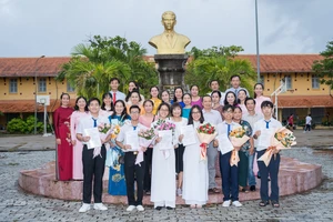 Học sinh trường THPT Châu Văn Liêm được kết nạp Đảng trước tượng đài Châu Văn Liêm