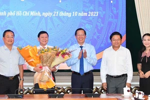 Chủ tịch UBND TPHCM Phan Văn Mãi trao quyết định bổ nhiệm cán bộ