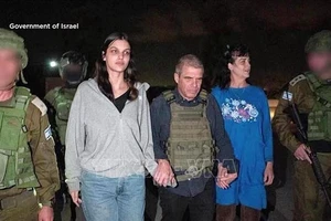 Hai con tin Natalie Raanan (thứ 2, trái) và Judith Raanan (thứ 2, phải) được Hamas trả tự do ngày 20-10-2023. Ảnh: AFP/TTXVN