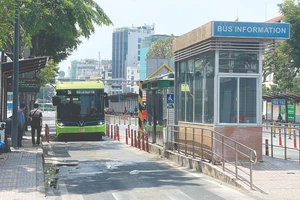 Trạm trung chuyển xe buýt trên đường Hàm Nghi (quận 1, TPHCM)