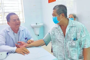 Bác sĩ nghỉ hưu tham gia công tác khám chữa bệnh cho người dân ở Trạm Y tế xã Tân Thới Nhì, huyện Hóc Môn, TPHCM