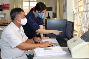 Công chức quận Bình Thạnh hướng dẫn người dân thực hiện các thủ tục hành chính trực tuyến