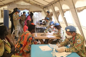 Nhân viên BVDC 2.4 của Việt Nam tổ chức nhiều buổi khám chữa bệnh, cấp thuốc miễn phí cho người dân tại Nam Sudan