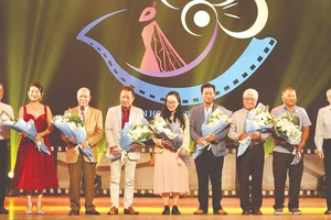Trưởng Ban Tuyên giáo Thành ủy TPHCM Phan Nguyễn Như Khuê và Phó Chủ tịch UBND TPHCM Dương Anh Đức tặng hoa ban giám khảo. Ảnh: DŨNG PHƯƠNG