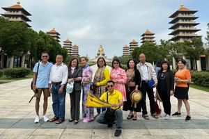 Hướng dẫn viên Vietravel đang dẫn đoàn khách tham quan Đài Loan (Trung Quốc)