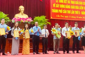 Ban Tổ chức trao giải cho các tác giả đoạt Giải báo chí về xây dựng Đảng