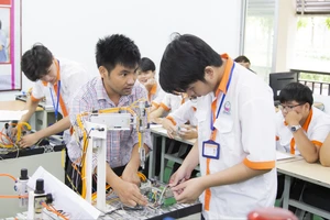 Sinh viên trường Cao đẳng công nghệ cao Đồng An trong giờ học thực hành