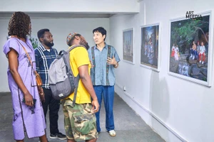 Khách tham quan triển lãm nghệ thuật kết nối văn hóa Á - Phi tại Trường Cao đẳng Công nghệ Yaba